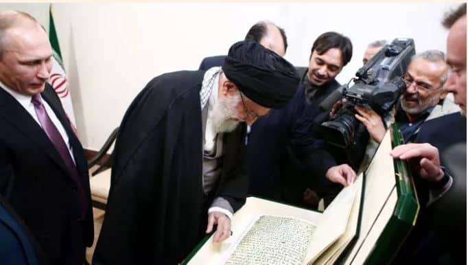 Khamenei receives a "gift" of a Quran from Vladimir Putin